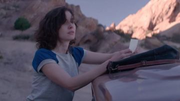 Camiseta de béisbol Raglan usada por Ruth Wilder (Alison Brie) como se ve en GLOW (Temporada 03)