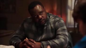 chemise en gris de vérifier le Détective Mike Norris (Brian Tyree Henry) dans un Jeu d'Enfant