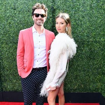 Magda Butrym Dubai minivestido de seda con plumas usado por Stassi Schroeder para los MTV Movie Awards - 15 de junio de 2019