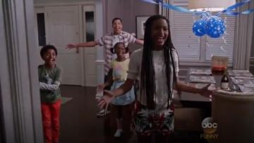 Ted Baker Quellia Tropicale Toucan Imprimer des Shorts portés par Zoey Johnson (Yara Shahidi), en black-ish (S02E04)