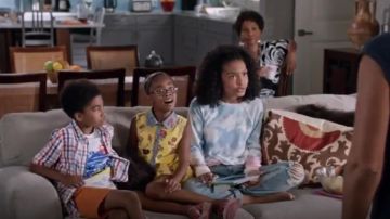 35mm Vêtements Jenna Impression Hacci Sweat-shirt porté par Zoey Johnson (Yara Shahidi), en black-ish (Saison 02 Episode 05)