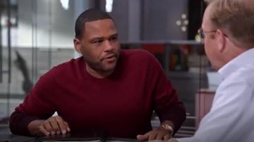 Ted Baker London Holaday Moderne Slim Fit Ombré Crewneck Pull porté par Andre "Dre' Johnson (Anthony Anderson), en black-ish (S02E05)