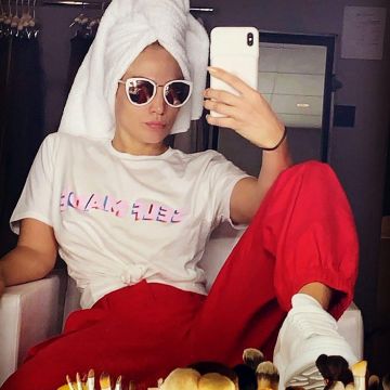 Alexander McQueen zapatillas de cuero grueso blanco de cuero bajo usadas por Jennifer Lopez en su cuenta de Instagram @jlo