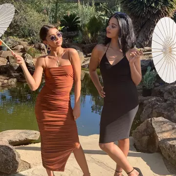 La robe marron Nasty Gal portée par Sarah Hyland sur son compte Instagram @sarahhyland