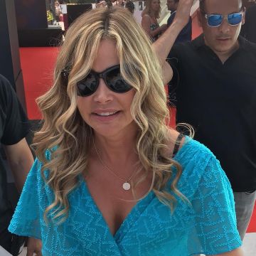 Alice + Olivia Darva Faux Wrap Party Dress en azul usado por Denise Richards para el Festival de Cine de Monte Carlo - 16 de junio de 2019