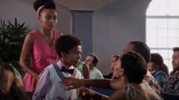 Maje Riposte Œillet Brodé Robe portée par Zoey Johnson (Yara Shahidi), en black-ish (S02E05)