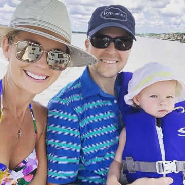 Nanette Lepore Technicolor Tropicale Moulé Bandeau Haut de Maillot de bain porté par Cameran Eubanks sur son Instagram account @camwimberly1