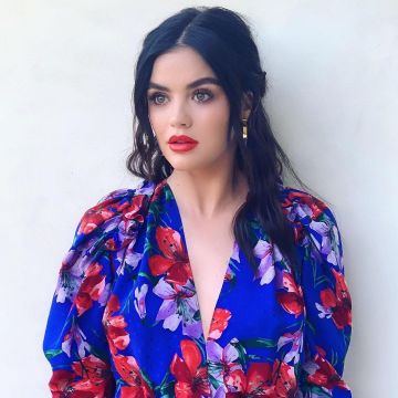 Magda Butrym Lagos efecto envoltura estampado floral seda jacquard mini vestido usado por Lucy Hale en su cuenta de Instagram @lucyhale
