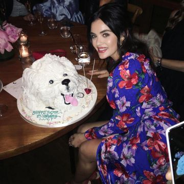 Jennifer Zeuner June Hoop Pendientes usados por Lucy Hale en su cuenta de Instagram @lucyhale