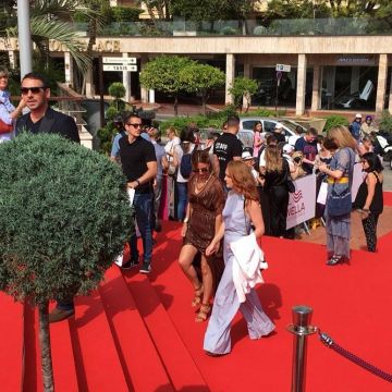 El pantalón azul sin mangas usado por Mélanie Robert en el Festival de Televisión de Montecarlo el 15 de junio de 2019