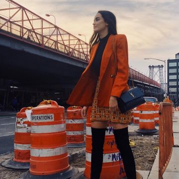 Saint Laurent Sunset grande en piel lisa usada por Sarah Stephens en su cuenta de Instagram @sarahstephens7