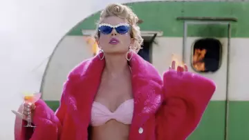 faux fur pink jacket of Taylor Swift in Taylor Swift - You Need To Calm Down