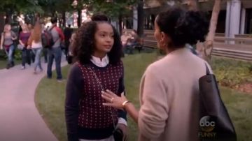 Brooks Brothers Jacquard Floral Chandail porté par Zoey Johnson (Yara Shahidi), en black-ish (S02E07)