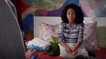 Proenza Schouler Teinture Tissu en Jersey à Manches Longues Tee porté par Zoey Johnson (Yara Shahidi), en black-ish (S02E07)