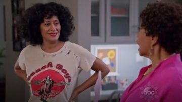 Madeworn Beach Boys T-shirt porté par arc-en-ciel Johnson (Tracee Ellis Ross), en black-ish (S02E08)