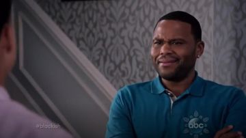 Burberry Manches Courtes en Piqué Polo Shirt porté par Andre "Dre' Johnson (Anthony Anderson), en black-ish (S02E08)