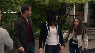 Rag & Bone Uni Passepoil contrasté Blazer de Laine portés par Cassie Rossignol (Catherine Bell) en Bonne Sorcière (S05E03)