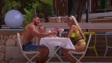 Missguided neon yellow underwired tie back bikini top de Molly Mae Hague en Love Island (S05E07)