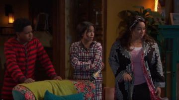 Betsey Johnson Deux-pièce Cœur & de Pyjama à Carreaux Ensemble porté par Navia Robinson dans le Corbeau de la Maison (S03E01)