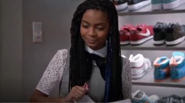 El Kooples Velvet Bow Lace Top usado por Zoey Johnson (Yara Shahidi) en negro-ish (S02E10)