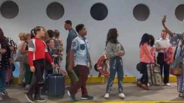 Sandro Rebecca Éclair Graphiques Jeans portés par Navia Robinson dans le Corbeau de la Maison (S03E01)
