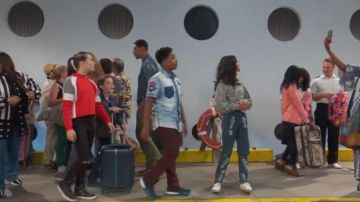 Qupid Leopard Lace Up Sneakers porté par Navia Robinson dans le Corbeau de la Maison (S03E01)