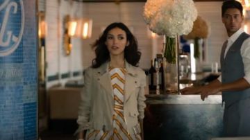 Vestido de cambio a rayas Fendi usado por Alicia Mendoza (Denyse Tontz) en Grand Hotel (S01E01)