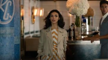 La théorie Réduite Moto Veste portée par Alicia Mendoza (Denyse Tontz) dans le Grand Hôtel (Saison 01 Épisode 01)