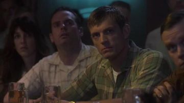 La camisa a cuadros usada por Edward Baldwin (Joel Kinnaman) en For All Mankind (Temporada 1)