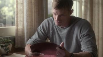 La sudadera gris usada por Edward Baldwin (Joel Kinnaman) en For All Mankind (Temporada 1)