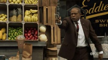 La cravate rouge foncée de Bumpy Johnson (Forest Whitaker) dans Godfather of Harlem (Saison 1)
