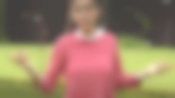 La marinière rayée rouge et blanche portée par Caroline Tolila dans Silence, ça pousse ! dans l'émission le 14 juin 2019