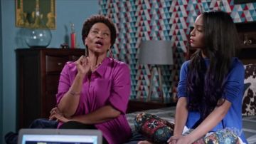 Alice + Olivia Jewel Print Skinny Jeans usados por Zoey Johnson (Yara Shahidi) en negro (Temporada 02 Episodio 12)