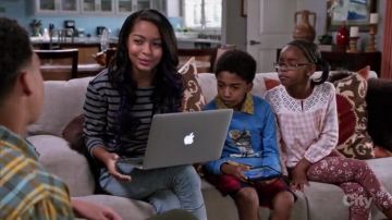Marc by Marc Jacobs Jacquelyn Stripe Top usado por Zoey Johnson (Yara Shahidi) en negro (Temporada 02 Episodio 12)