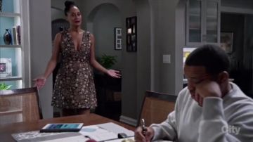 Alice + Olivia Pacey V Cuello Vestido de Brocado Metálico usado por Rainbow Johnson (Tracee Ellis Ross) en negro -ish (Temporada 02 Episodio 12)