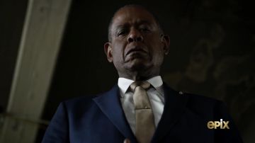 La cravate dorée portée par Bumpy Johnson (Forest Whitaker) dans Godfather of Harlem (Saison 1)