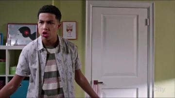 Topman Trim Fit Short Sleeve Flamingo Print Shirt usado por Andre Johnson, Jr. (Marcus Scribner) en negro (Temporada 02 Episodio 12)