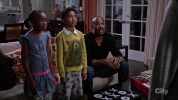 Sudadera Zara Boys Bear usada por Jack Johnson (Miles Brown) en color negro (S02E12)