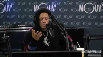 Le sweatshirt de Trippie Redd dans la vidéo Trippie Redd freestyle sur du Ninho, Aya Nakamura, Niska, Booba... / freestyles on french rap songs