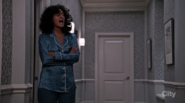 Olivia Von Halle Pijama de seda estampado en Valentina usado por Rainbow Johnson (Tracee Ellis Ross) en negro (S02E12)