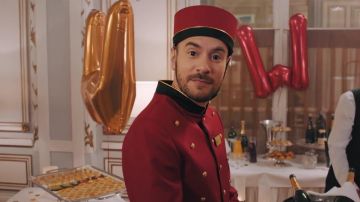 El traje de botones usado por Kyan Khojandi en Groom S01E01