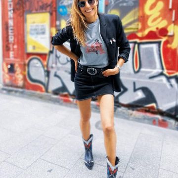 The leather Boots western style of Laury Thilleman on the account instagram of @laurythilleman