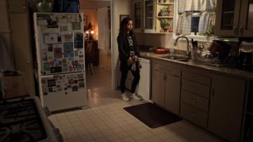 Vans Sk8 Hi Re Question Logo Pack Blanc porté par Moe Truax (Kiana Madère) Bijoux (S01E02)