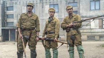 Botas protectoras de Pavel (Barry Keoghan) en Chernobyl S01E04