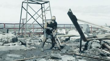 El delantal protector de cuero en Chernobyl S01E04