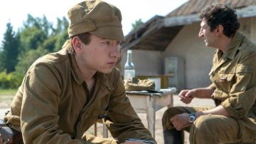 Gorra soviética de Pavel (Barry Keoghan) en Chernobyl S01E04