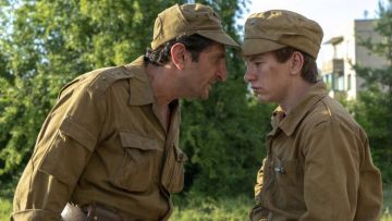 La camisa militar de Bacho (Fares Fares) en Chernobyl Temporada 01 Episodio 04