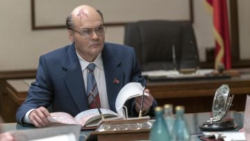 The pin s soviet flag CCCP Mikhail Gorbachev (David Dencik) in Chernobyl S01E02