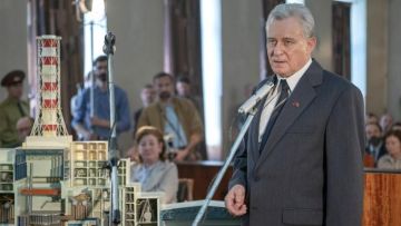 The tie of Boris Shcherbina (Stellan Skarsgård) in Chernobyl (Season 01 Episode 05)