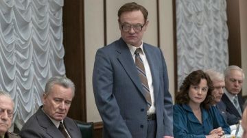 Corbata a rayas de Valery Legasov (Jared Harris) en (Chernobyl Temporada 01 Episodio 02)